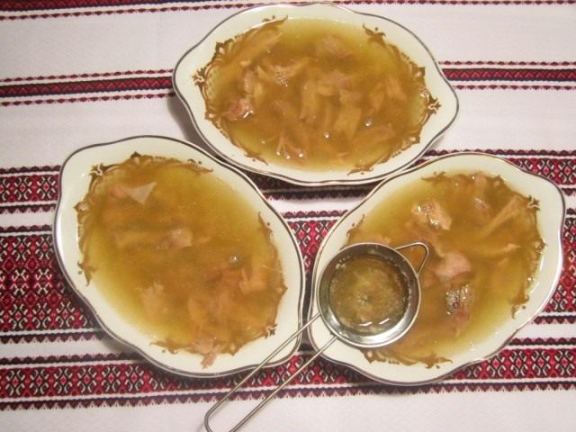 Залейте полученный бульон в блюда для холодца Залейте полученный бульон в блюда для холодца