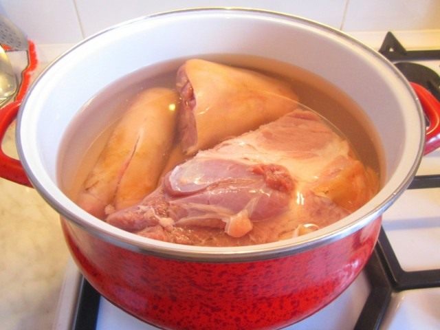 Вымойте мясо и поставьте отвариваться Вымойте мясо и поставьте отвариваться