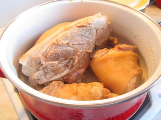 Слейте первый бульон и поставьте вариться мясо второй раз Слейте первый бульон и поставьте вариться мясо второй раз