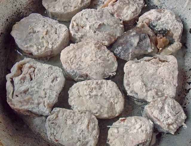 Нарежем рыбу кусочками, посолим и обваляем в муке Нарежем рыбу кусочками, посолим и обваляем в муке
