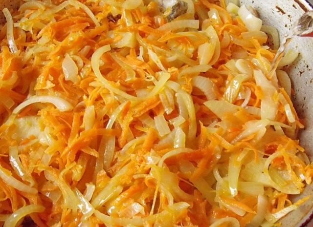 Пассеруем лук и морковь для маринада до мягкости Пассеруем лук и морковь для маринада до мягкости
