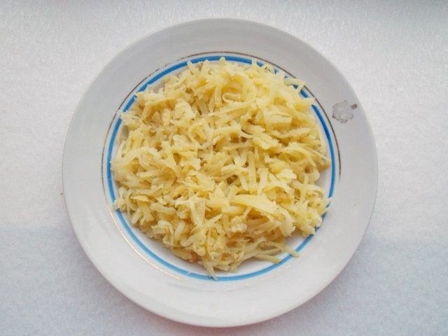 Слой 1. Выкладываем натертый картофель Слой 1. Выкладываем натертый картофель