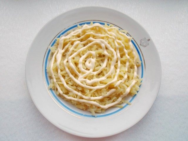 Слой 2. Выкладываем на картофель майонез Слой 2. Выкладываем на картофель майонез