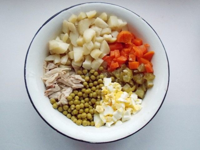 Нарежем ингредиенты ровными кусочками Нарежем ингредиенты ровными кусочками