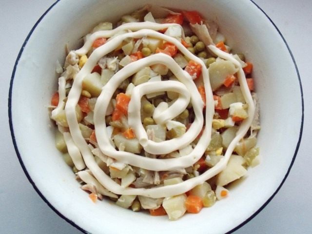 Заправляйте оливье с курицей непосредственно перед подачей на стол Заправляйте оливье с курицей непосредственно перед подачей на стол