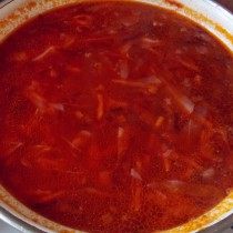 Оставляем вариться борщ еще несколько минут Оставляем вариться борщ еще несколько минут