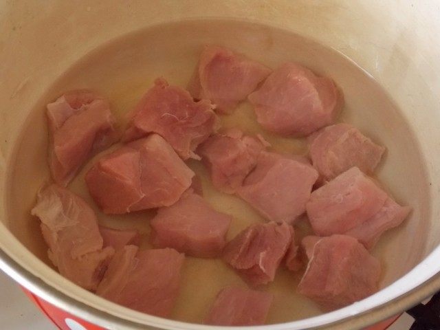 Нарежем мясо и поставим вариться Нарежем мясо и поставим вариться
