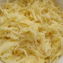 Натрём картофель и лук на крупной тёрке Натрём картофель и лук на крупной тёрке