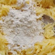 Добавляем муку Добавляем муку