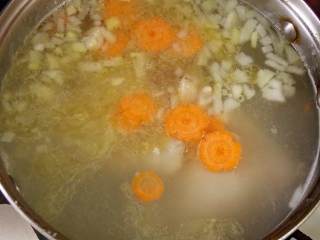 Заправим бульон нарезанными овощами Заправим бульон нарезанными овощами