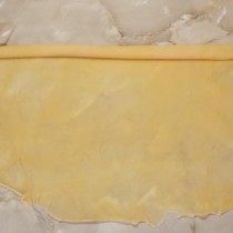 Сворачиваем раскатанное тесто Сворачиваем раскатанное тесто