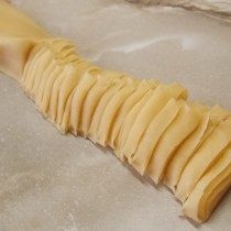 Полученный рулетик нарезаем тонкой соломкой Полученный рулетик нарезаем тонкой соломкой