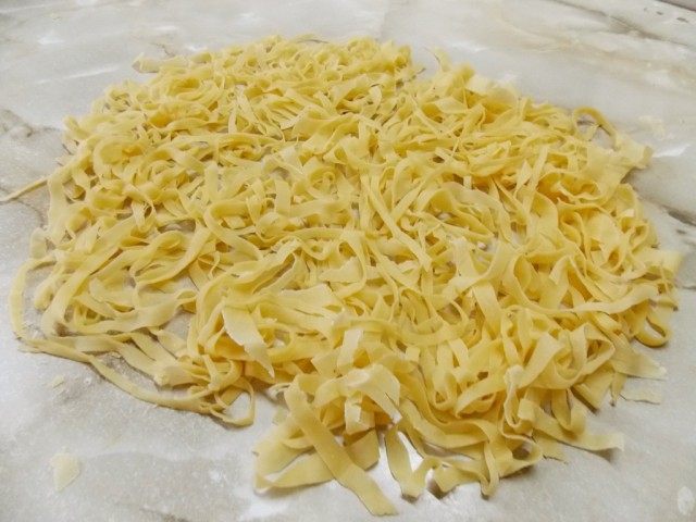 Яичная лапша домашнего приготовления намного вкуснее покупной Яичная лапша домашнего приготовления намного вкуснее покупной