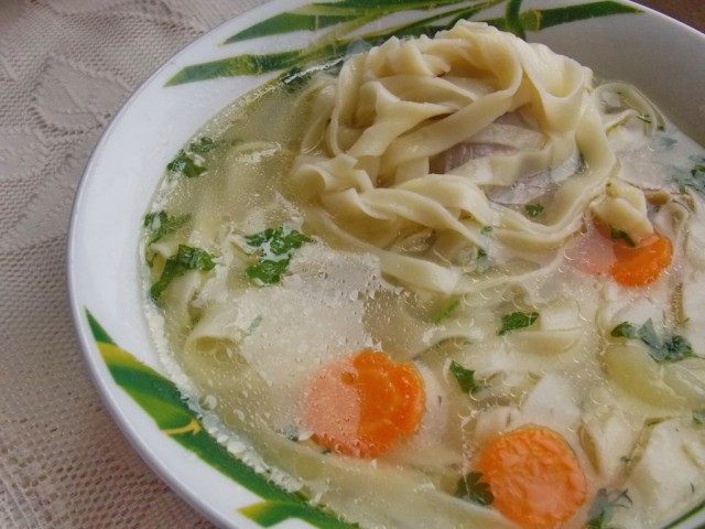Свежий куриный суп с домашней лапшой Свежий куриный суп с домашней лапшой