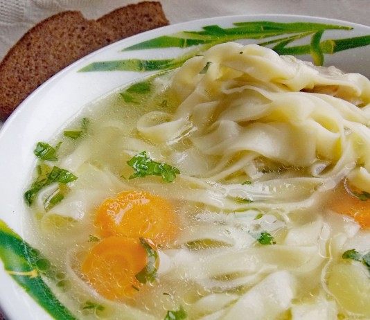Куриный суп с домашней лапшой