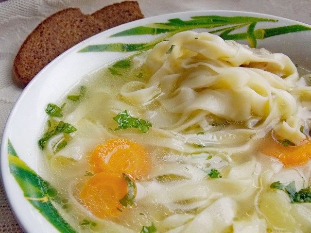 Куриный суп с домашней лапшой Куриный суп с домашней лапшой