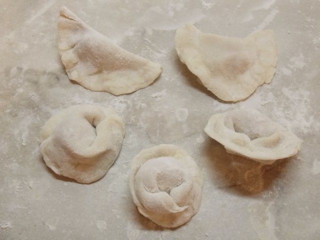 Складываем пельмени и скрепляем края Складываем пельмени и скрепляем края