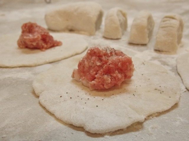 Раскатаем кусочек теста и выложим на него начинку Раскатаем кусочек теста и выложим на него начинку