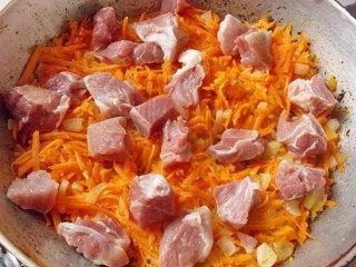 Добавляем мясо к зажарке Добавляем мясо к зажарке