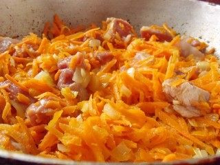 Мясо обжариваем несколько минут Мясо обжариваем несколько минут