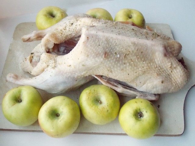 Утку посолить, поперчить и оставить для маринования Утку посолить, поперчить и оставить для маринования