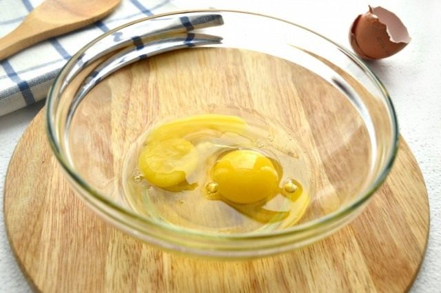 Разобьём в миску два куриных яйца Разобьём в миску два куриных яйца