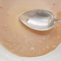 Растираем дрожжи с сахаром Растираем дрожжи с сахаром