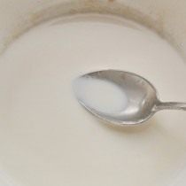 Добавляем тёплое молоко Добавляем тёплое молоко