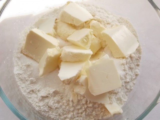 Просеем муку, добавим сахар и размягчённое масло Просеем муку, добавим сахар и размягчённое масло