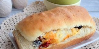 Пирог-рулет с маслинами, вялеными перцами и сыром