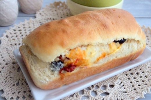 Пирог-рулет с маслинами, вялеными перцами и сыром