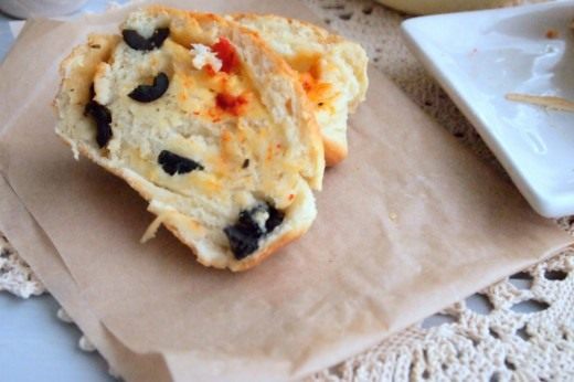 Пирог-рулет с маслинами, вялеными перцами и сыром