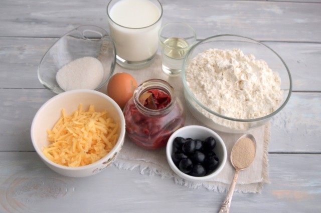 Ингредиенты для пирога-рулета с маслинами, вялеными перцами и сыром
