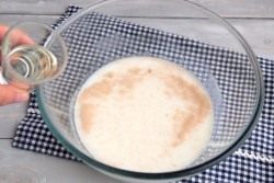 Влейте растительное масло Влейте растительное масло