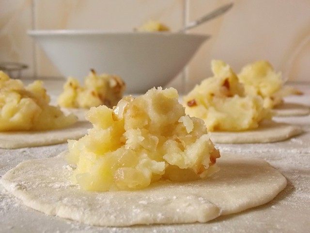Раскатайте кружочки и выложите в них начинку Раскатайте кружочки и выложите в них начинку