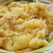 Перемешайте лук и картофель Перемешайте лук и картофель