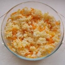 Смешаем рис с обжаренными луком и морковью