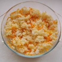 Смешаем рис с обжаренными луком и морковью Смешаем рис с обжаренными луком и морковью
