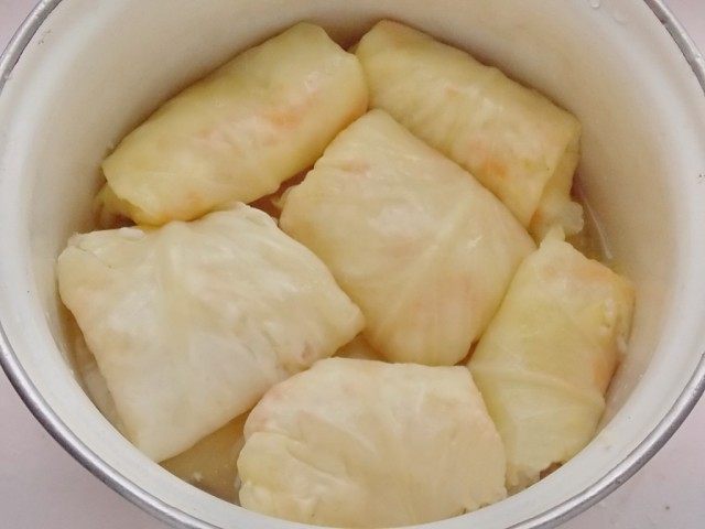 Выкладываем голубцы в кастрюлю Выкладываем голубцы в кастрюлю