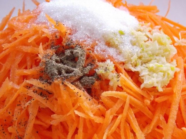 Добавляем чёрный перец, чеснок, соль, уксус и другие специи по вкусу Добавляем чёрный перец, чеснок, соль, уксус и другие специи по вкусу