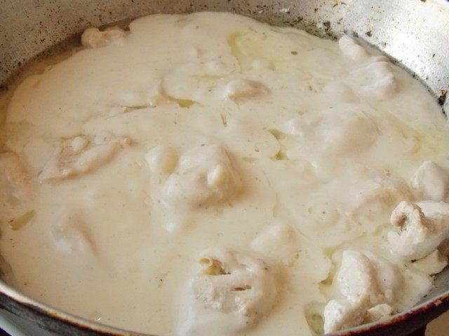 Заливаем курицу соусом и готовим ещё 5 минут Заливаем курицу соусом и готовим ещё 5 минут