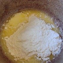 Добавьте в разогретое масло муку Добавьте в разогретое масло муку