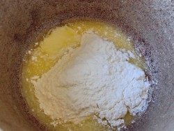 Добавьте в разогретое масло муку Добавьте в разогретое масло муку