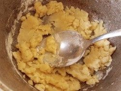 Слегка обжариваем полученную массу Слегка обжариваем полученную массу