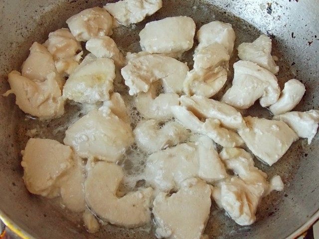 Нарежьте курицу и обжарьте её Нарежьте курицу и обжарьте её