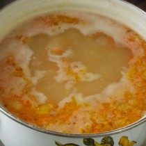Добавляем картофель и зажарку Добавляем картофель и зажарку