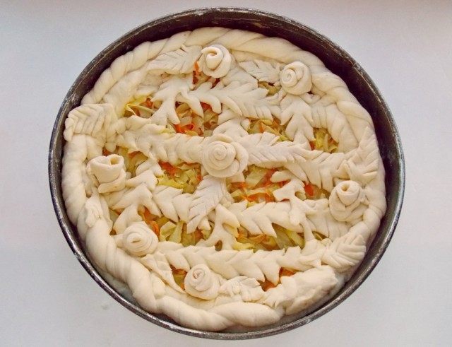 Пирог можно украсить косичками, розочками Пирог можно украсить косичками, розочками