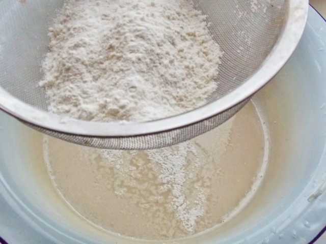 Добавим в дрожжи муку Добавим в дрожжи муку