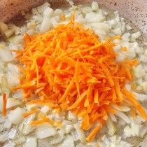 В обжаренный лук добавляем морковь