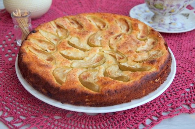 Пирог-сырник с яблоками и изюмом
